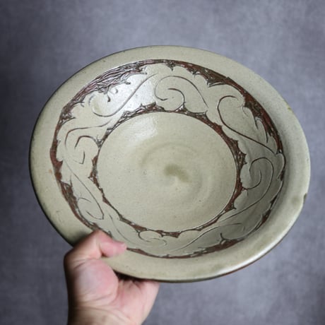 尺皿1 白釉 線彫掻落 唐草 やちむん 陶器 北窯 宮城正享工房 ※重い:7005062