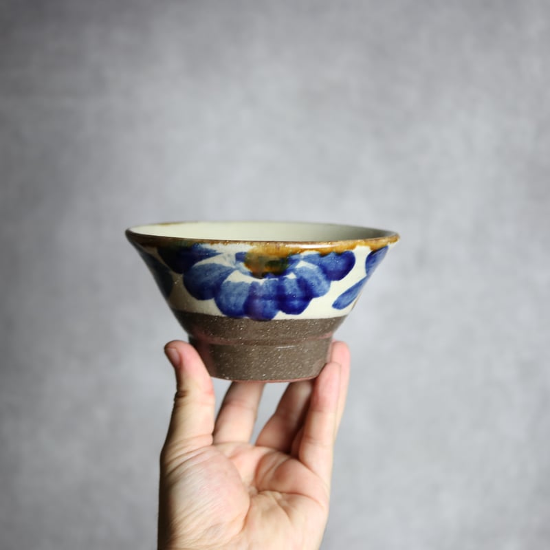 4.5寸マカイ2 飴 呉須釉 菊花双葉紋 やちむん 陶器 漂窯:7010025