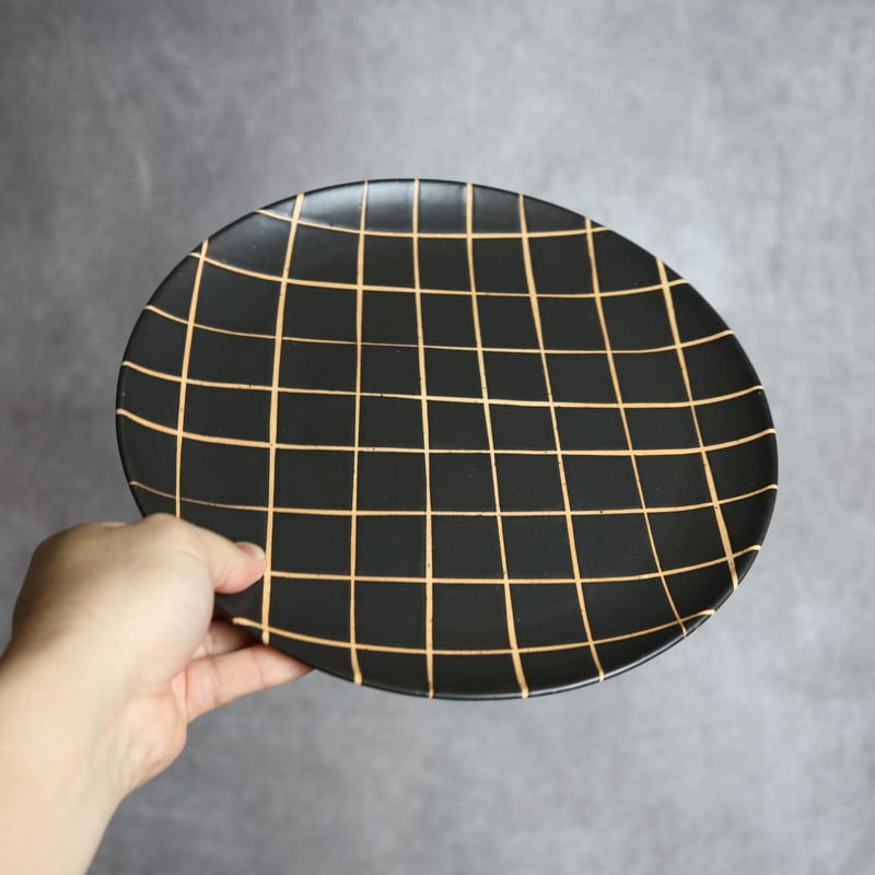 モノクロ皿 大 チェック柄 やちむん 陶器 陶factory509:7017025 | MAD