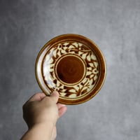 5寸皿 飴釉 蝋抜 菊紋唐草 やちむん 陶器 真南風工房:7011003