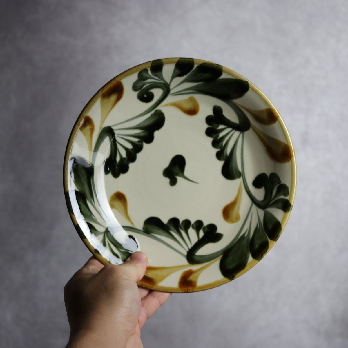 7寸皿 黒呉須 飴 唐草紋 やちむん 陶器 陶眞窯:7001408 | MADE IN OKI