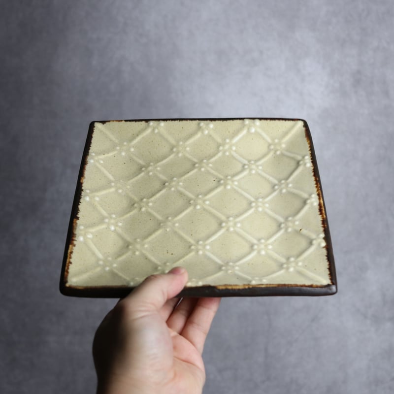正方皿 大 いっちん格子 白 やちむん 陶器 一翠窯:7021007 | MADE IN OK
