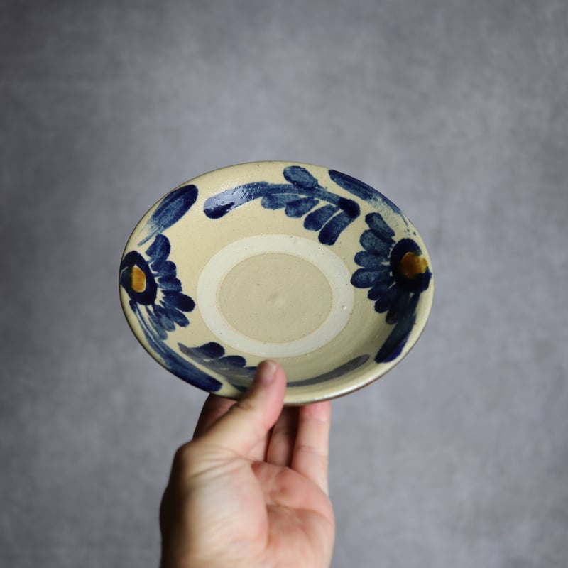 5寸皿1 飴 呉須釉 菊花 やちむん 陶器 北窯 宮城正享工房:7005004