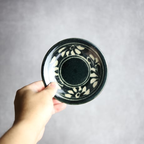 4寸皿 呉須釉 蝋抜 菊紋唐草 やちむん 陶器 真南風工房:7011002