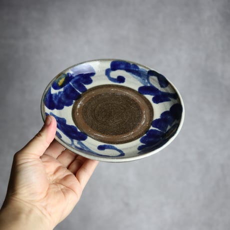 6寸皿2 飴 呉須 菊花唐草紋 やちむん 陶器 漂窯:7010006