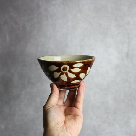 4寸マカイ 飴釉 蝋抜 菊紋唐草 やちむん 陶器 真南風工房:7011008
