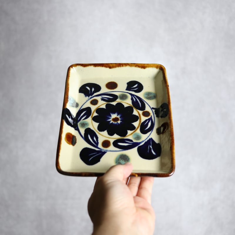 角皿1 菊花紋 やちむん 陶器 エドメ陶房:7201007 | MADE IN OKINAWA