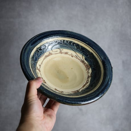 7寸皿1 呉須釉 掻落 唐草 やちむん 陶器 北窯 宮城正享工房:7005007 ※重い
