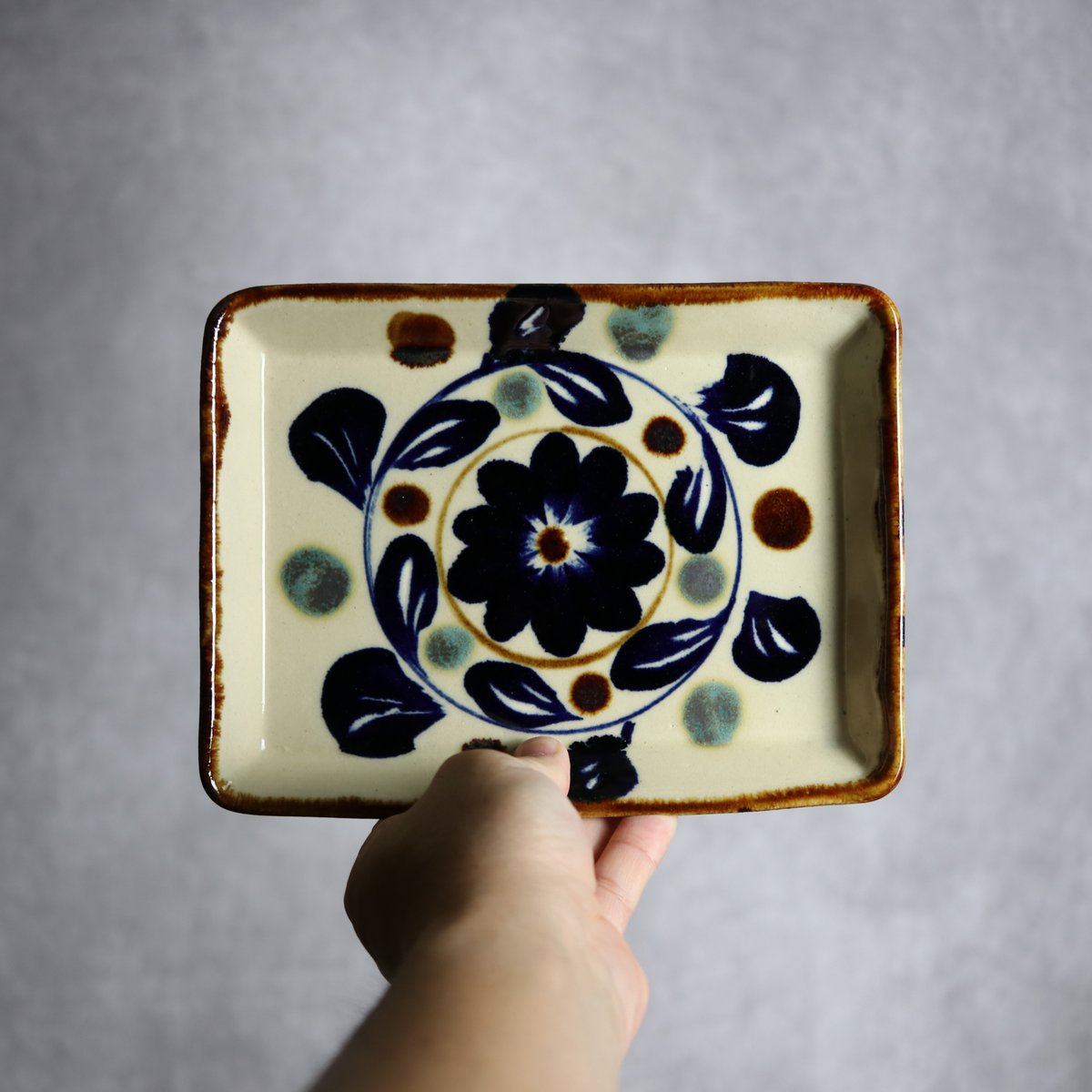 角皿と鉢　エドメ陶房　やちむん 角皿1 菊花紋 やちむん 陶器 エドメ陶房:7201007 | MADE IN OKINAWA