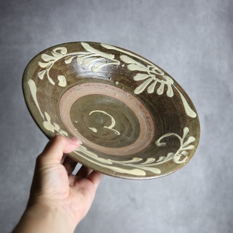 9寸皿1 イッチン 菊花唐草 やちむん 陶器 北窯 宮城正享工房:7005009 ※重い