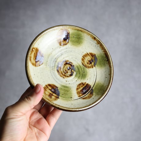 5寸皿 ドット  緑 茶 やちむん 陶器 陶芸こまがた:7006016