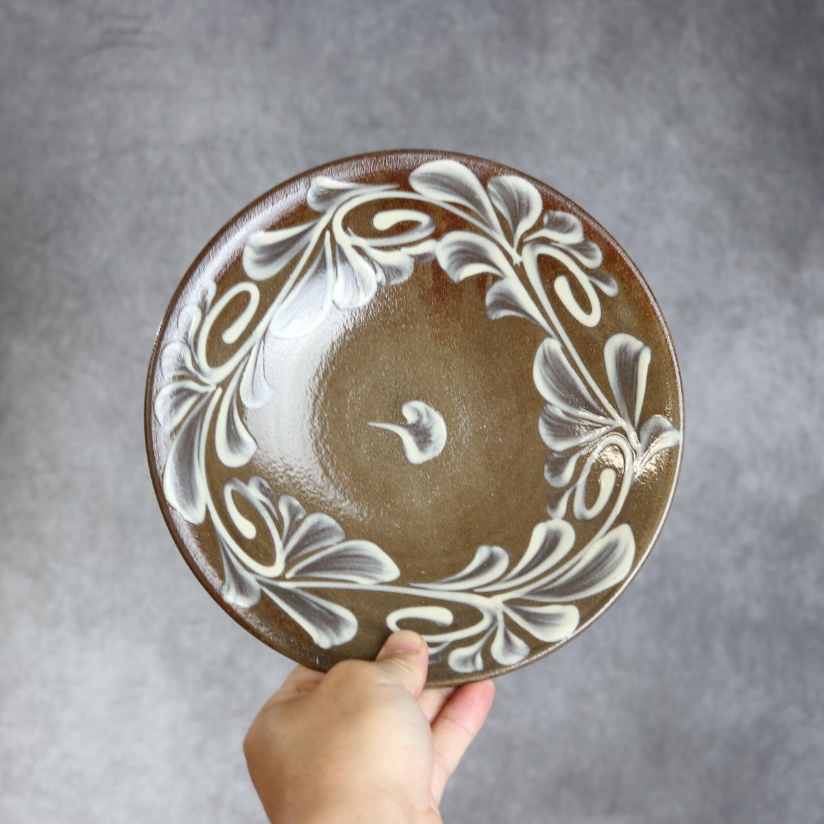 No.75 イッチンの7寸皿　やちむん やちむん工房 田村窯の7寸皿 イッチン 格子唐草 | うつわと灯り