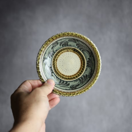 4寸皿 線彫唐草 やちむん 陶器 真南風工房:7011002