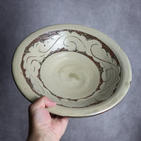 尺皿1 白釉 線彫掻落 唐草 やちむん 陶器 北窯 宮城正享工房 ※重い:7005062