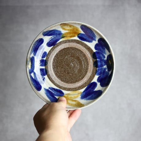 6寸皿1 飴 呉須 菊花双葉紋 やちむん 陶器 漂窯:7010006