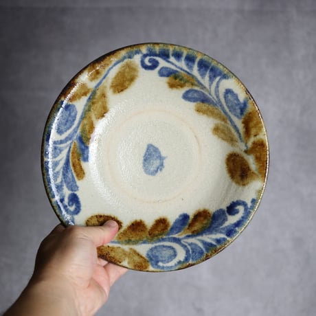 7寸皿2 飴 呉須釉 唐草 やちむん 陶器 榮一工房:7013019