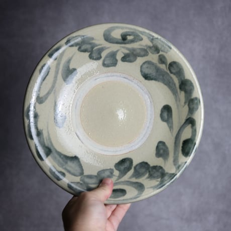 8寸皿S1 飴 呉須釉 菊花唐草 やちむん 陶器 北窯 松田米司工房:7003007