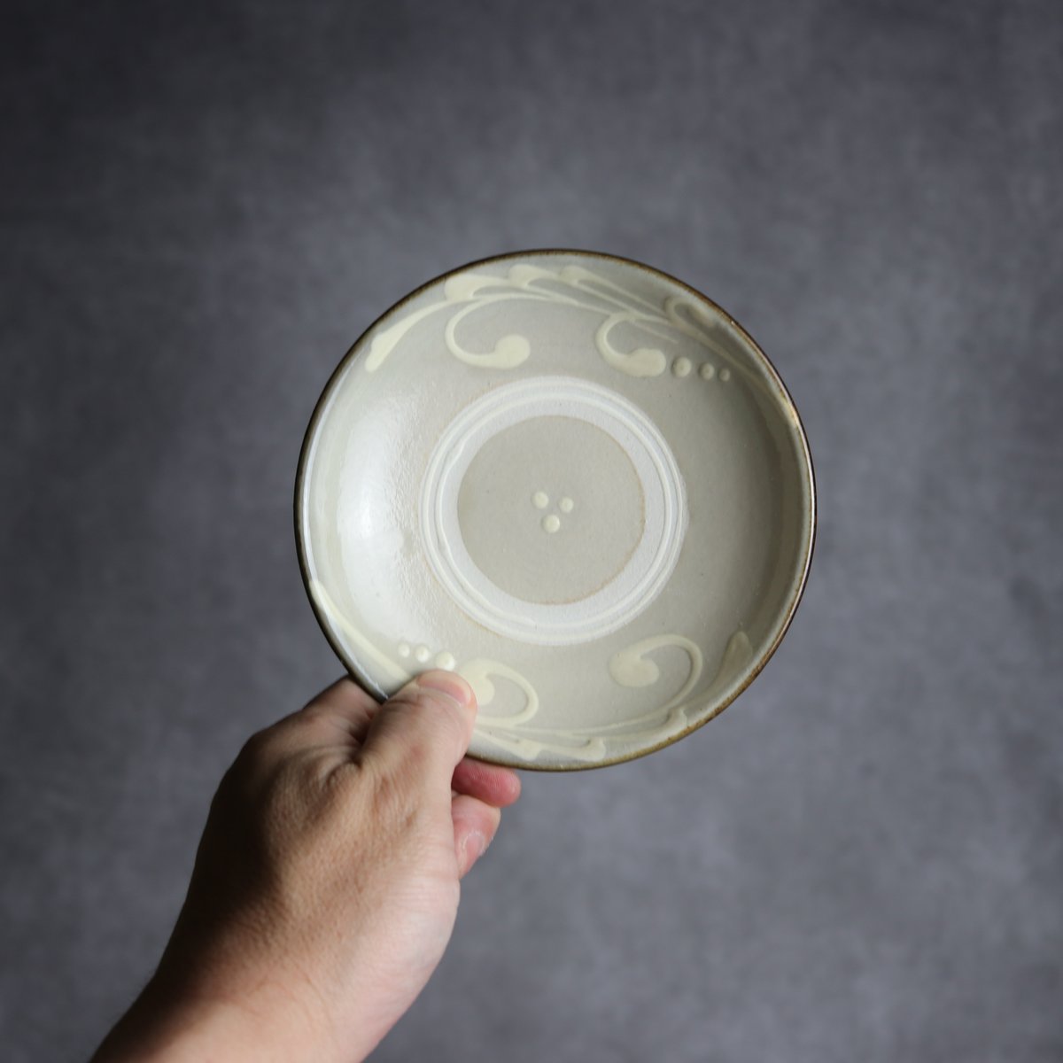 沖縄　やちむん　8.5寸リムプレート　唐草　谷野陶器所 4寸皿1 白釉 イッチン 唐草紋 やちむん 陶器 谷野陶器所:7031004