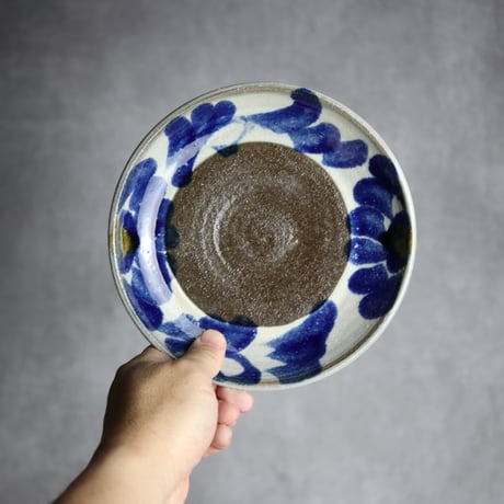 6寸皿3 飴 呉須 菊花唐草紋 やちむん 陶器 漂窯:7010006
