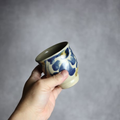 湯呑S1 飴 呉須釉 菊花唐草 やちむん 陶器 北窯 松田米司工房:7003020