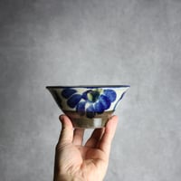 4.5寸マカイ2 呉須 緑釉 菊花唐草 やちむん 陶器 漂窯:7010025