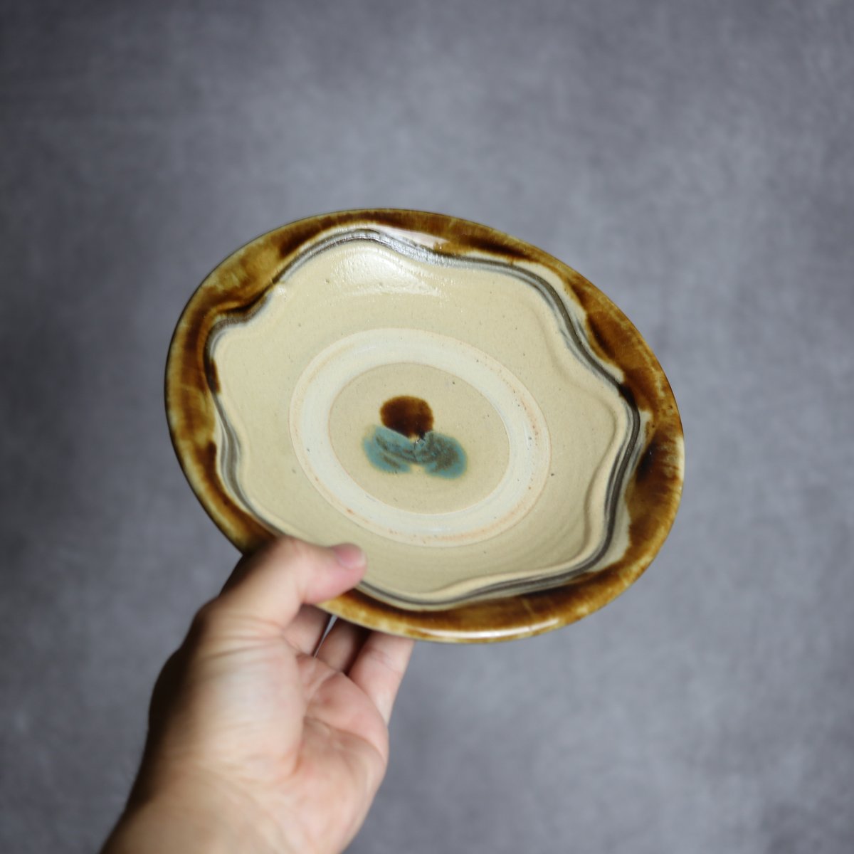 6寸皿2 飴釉 櫛描 やちむん 陶器 北窯 宮城正享工房:7005006 | MADE IN
