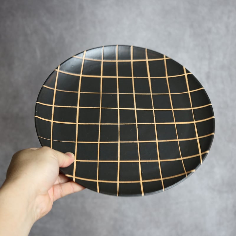 モノクロ皿 大 チェック柄 やちむん 陶器 陶factory509:7017025 | MAD