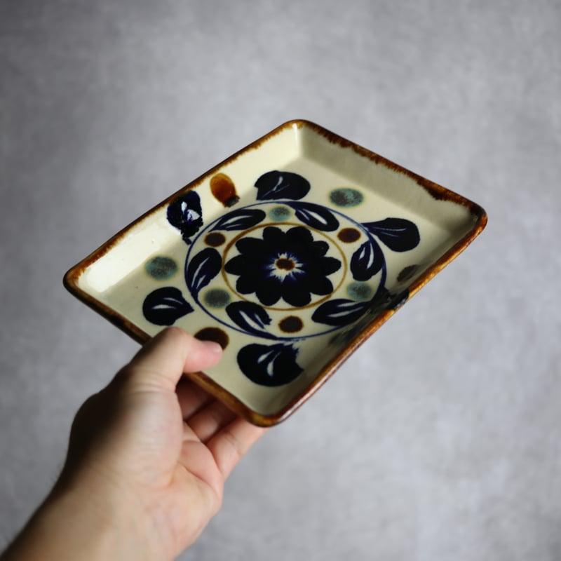 角皿1 菊花紋 やちむん 陶器 エドメ陶房:7201007 | MADE IN OKINAWA