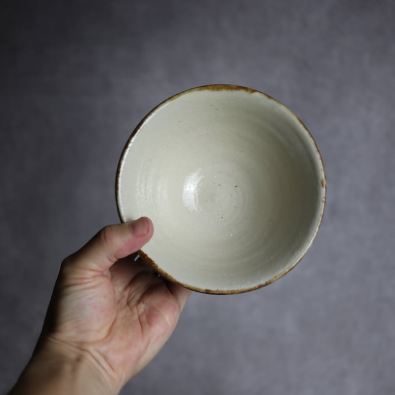 4.5寸マカイ2 飴 呉須釉 菊花双葉紋 やちむん 陶器 漂窯:7010025