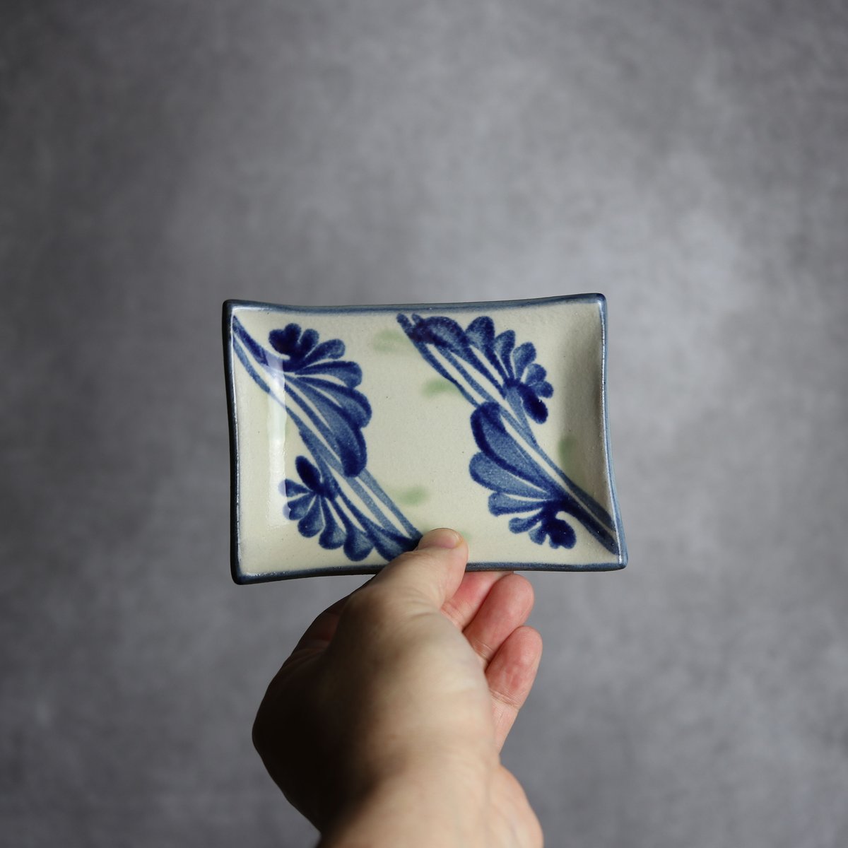 長角皿 口8.5×12 線引唐草 やちむん 陶器 陶眞窯:7001264 | MADE IN