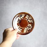 4寸皿 飴釉 蝋抜 菊紋唐草 やちむん 陶器 真南風工房:7011002