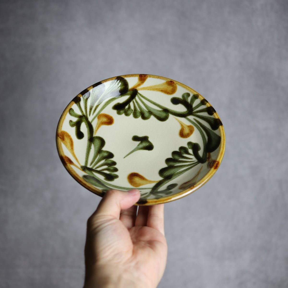 6寸皿 黒呉須 唐草 やちむん 陶器 陶眞窯:7001411 | MADE IN OKINAWA