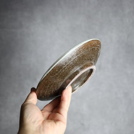 6寸皿2 飴 呉須 菊花唐草紋 やちむん 陶器 漂窯:7010006