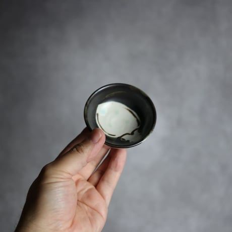 ぐい呑S1 黒釉 アオリイカ やちむん 陶器 拓美窯:7203028