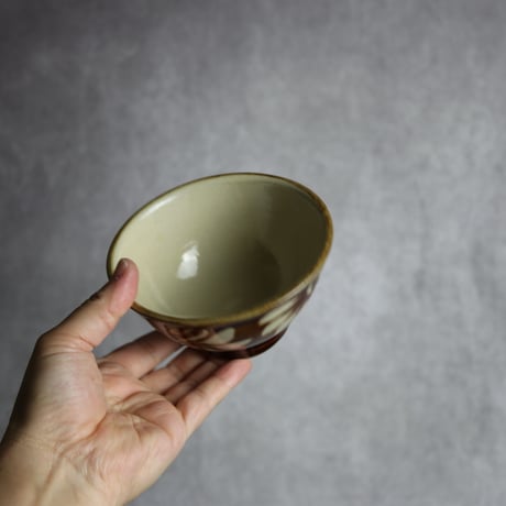4寸マカイ 飴釉 蝋抜 菊紋唐草 やちむん 陶器 真南風工房:7011008
