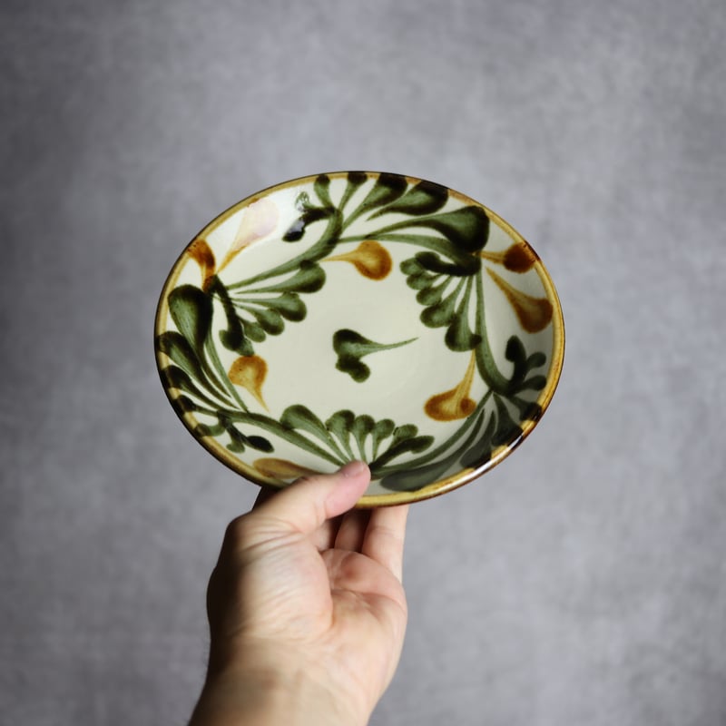 やちむん陶器ボウル 足付き　植物唐草モチーフ　沖縄　伝統工芸品　お皿食器　焼物 やちむん陶器ボウル 足付き 植物唐草モチーフ 沖縄 伝統工芸品 お皿
