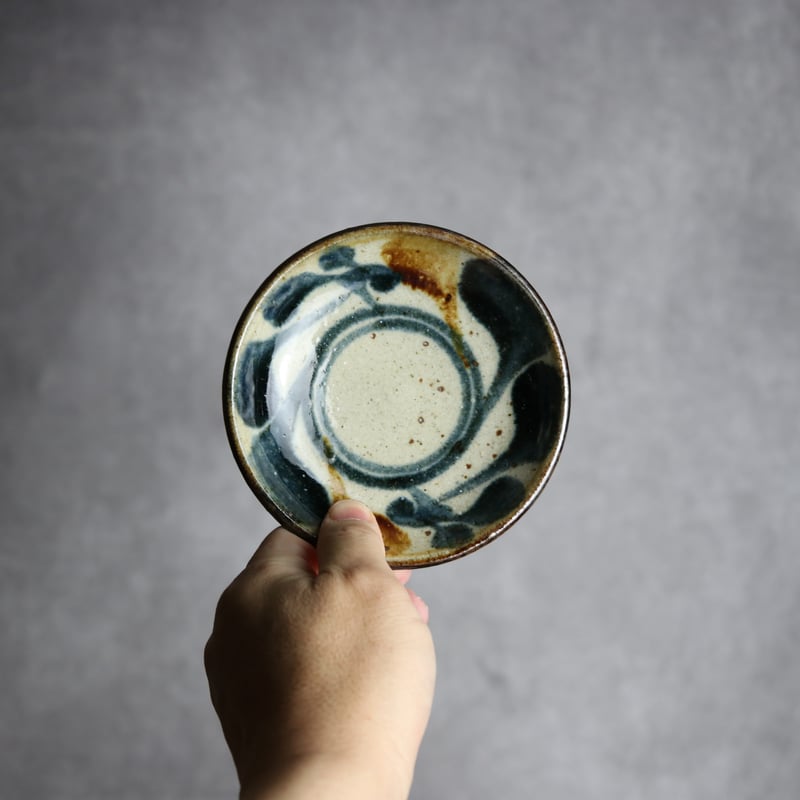 4寸皿 唐草 紺 茶 やちむん 陶器 陶芸こまがた:7006081 | MADE IN OKI