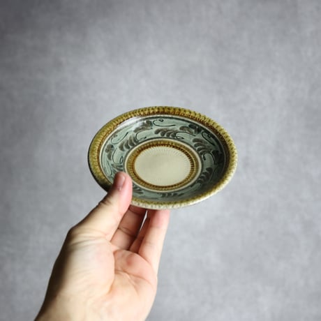 4寸皿 線彫唐草 やちむん 陶器 真南風工房:7011002