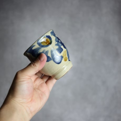 湯呑S1 飴 呉須釉 菊花唐草 やちむん 陶器 北窯 松田米司工房:7003020