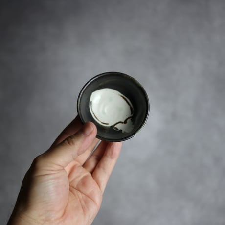 ぐい呑S1 黒釉 アオリイカ やちむん 陶器 拓美窯:7203028