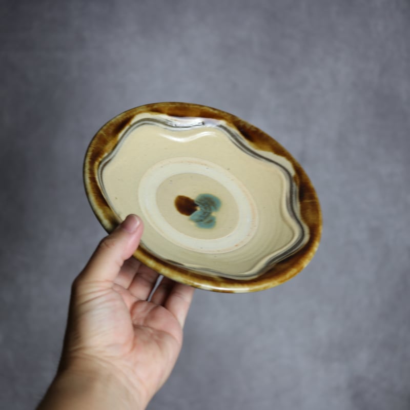 6寸皿2 飴釉 櫛描 やちむん 陶器 北窯 宮城正享工房:7005006 | MADE IN