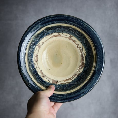 7寸皿1 呉須釉 掻落 唐草 やちむん 陶器 北窯 宮城正享工房:7005007 ※重い