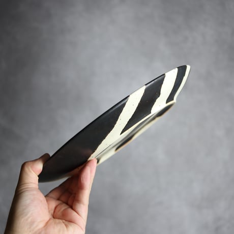 モノクロ皿 シマ 大④ やちむん 陶器 陶factory509:7017024