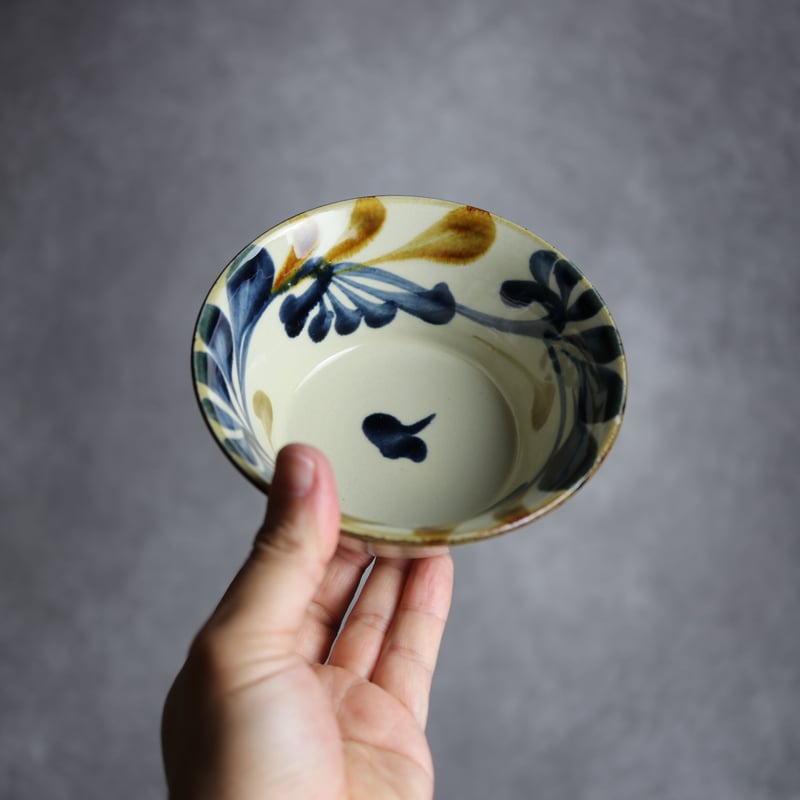7001314 【陶眞窯】飴・呉須 唐草 4寸鉢 | MADE IN OKINAWA 7001314 【陶眞窯】飴・呉須 唐草 4寸鉢 | MADE IN OKINAWA