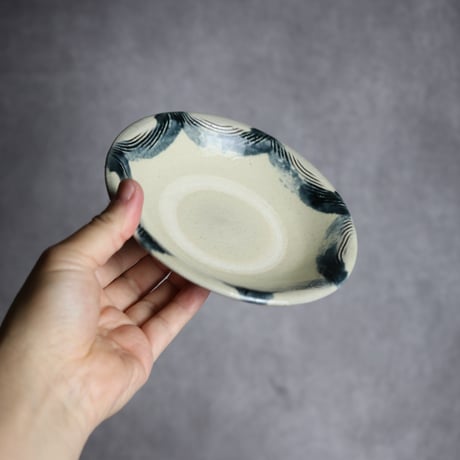 5寸皿1 呉須釉 櫛描 波紋 やちむん 陶器 百草陶房 : 7032005