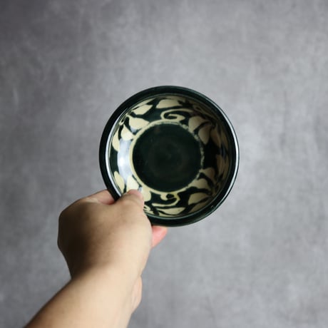 4寸鉢 呉須釉 蝋抜 菊紋唐草 やちむん 陶器 真南風工房:7011012