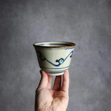 沖縄　やちむん　8.5寸リムプレート　唐草　谷野陶器所 仲間陶房】8寸プレート（唐草点打ち）やちむん ☆ 沖縄県 読谷村