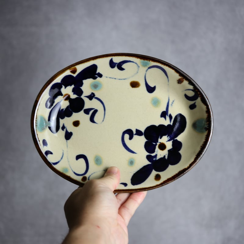 オーバル皿1 菱花唐草紋 やちむん 陶器 エドメ陶房:7201002 | MADE IN