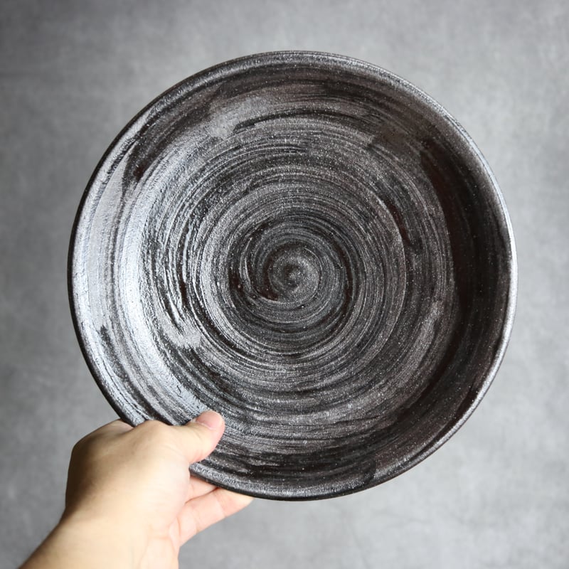 8寸平皿2 赤土 飴釉 刷毛目 やちむん 陶器 陶と厨子甕 ひ窯