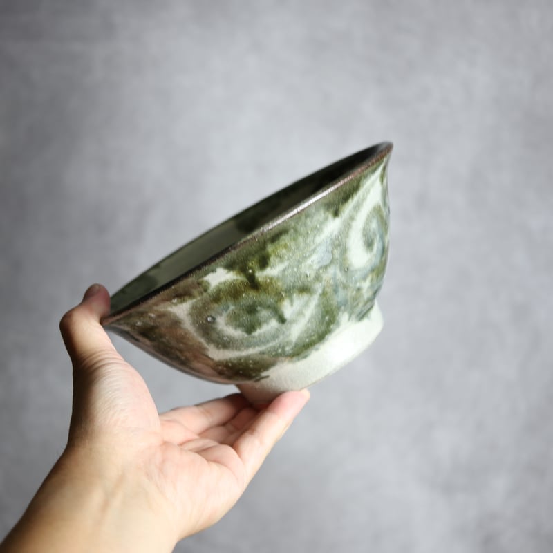 6寸マカイ1 黒呉須釉 菊唐草紋 やちむん 陶器 榮一工房:7013042